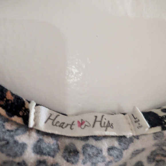🎀$5 Heart Hips Animal Print Sleeveless Top - Picture 3 of 6